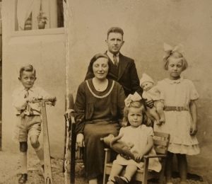gezinsfoto-met-ouders-pleun-en-lena-breukel-kinderen-gerrit-annelies-en-co